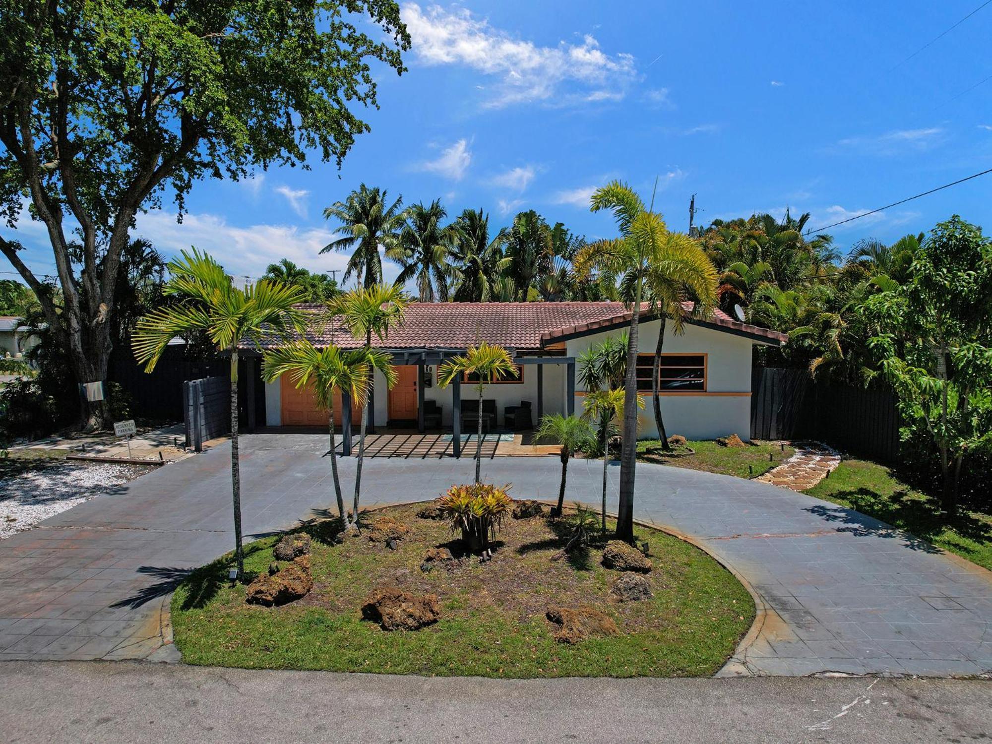 Casa de hóspedes Large Gay Men's 1 Bedroom W Gameroom Heated Pool Clothing Optional *