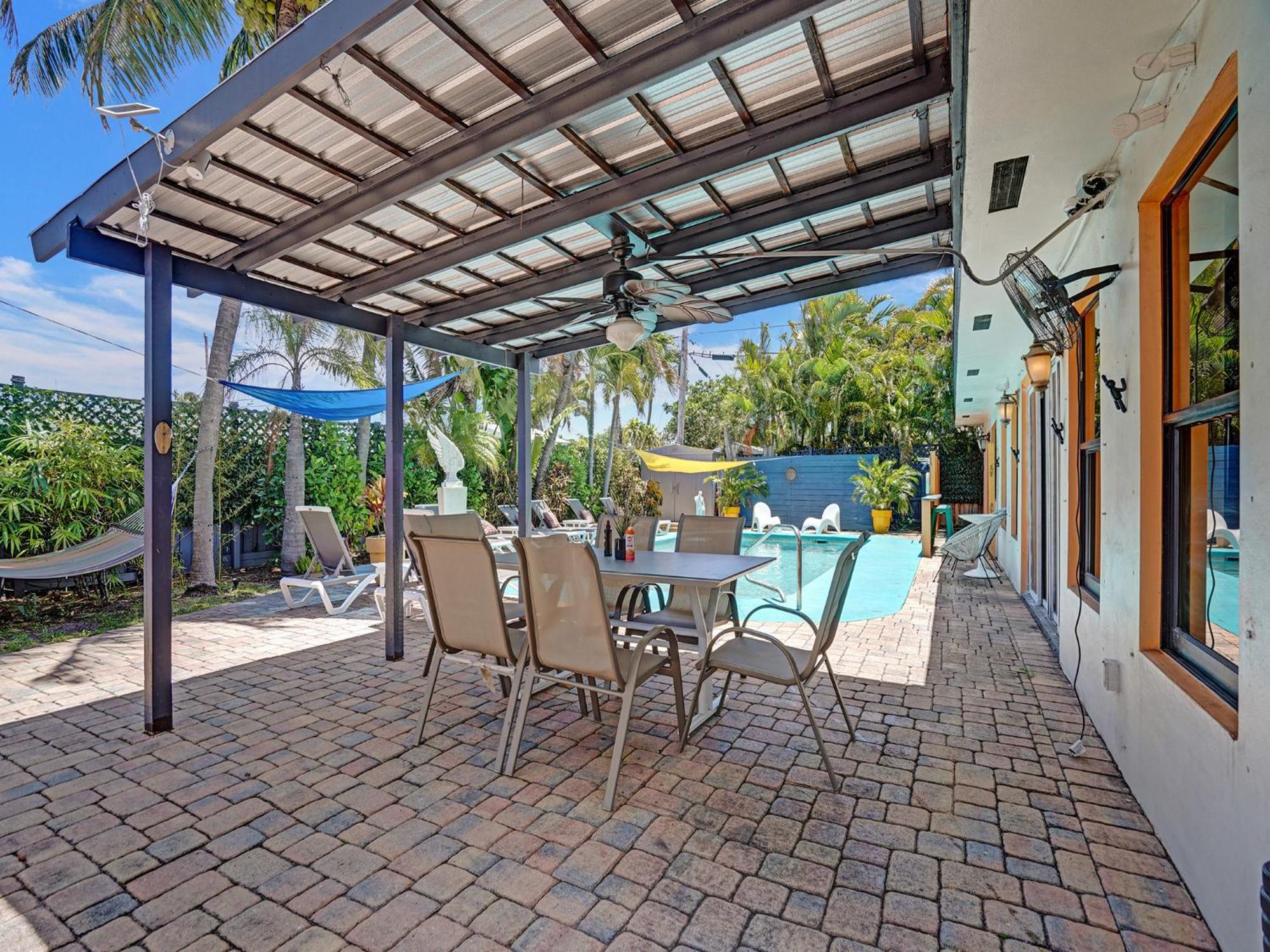 Large Gay Men's 1 Bedroom W Gameroom Heated Pool Clothing Optional * Fort Lauderdale