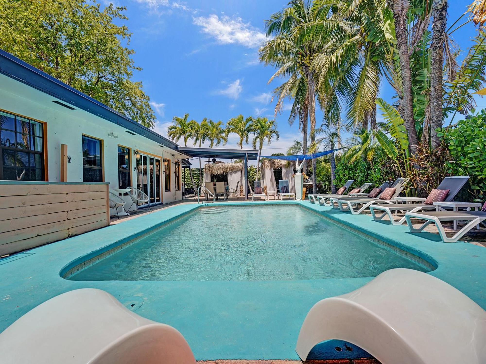 Casa de hóspedes Large Gay Men's 1 Bedroom W Gameroom Heated Pool Clothing Optional *