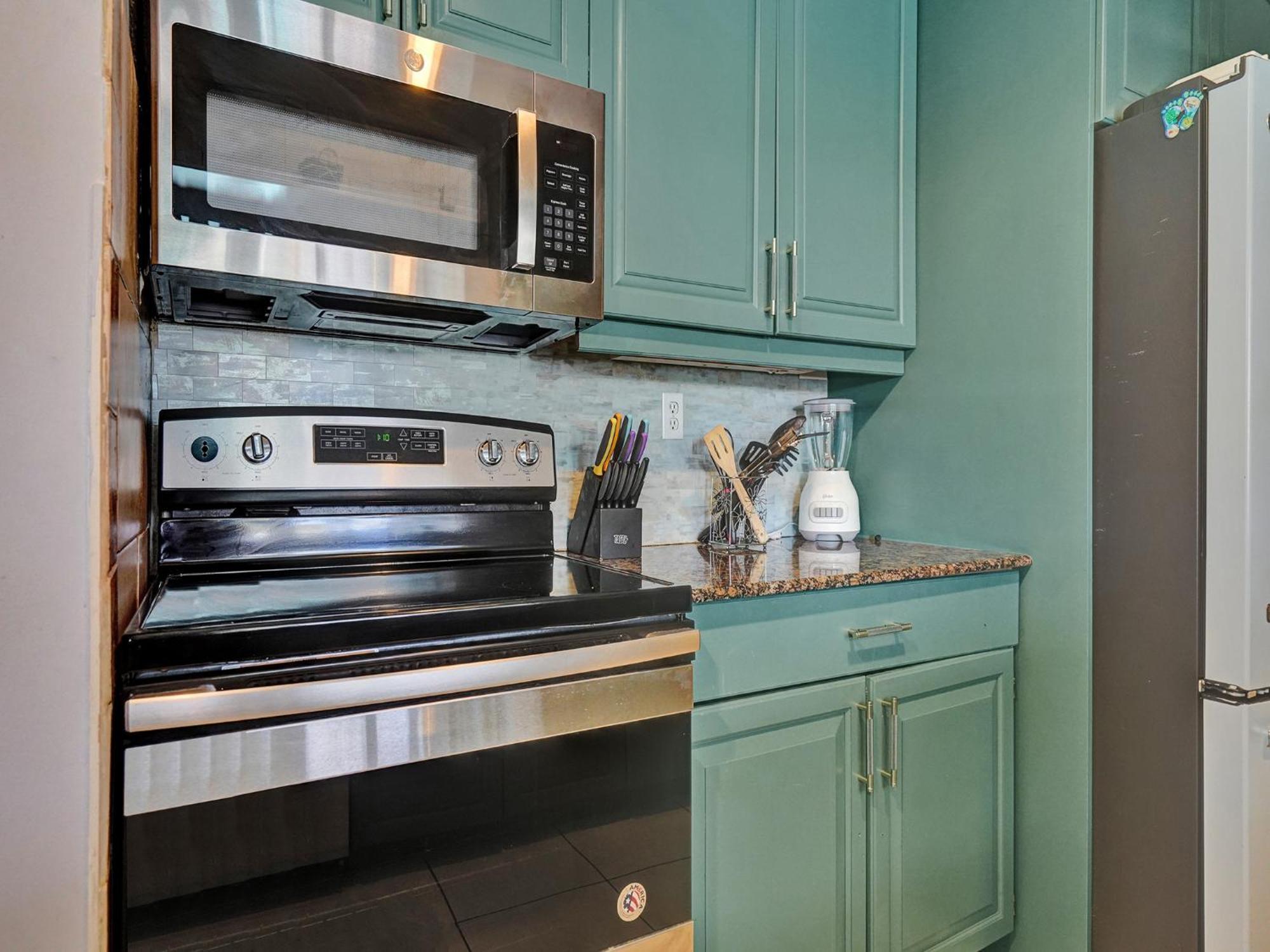 Large Gay Men's 1 Bedroom W Gameroom Heated Pool Clothing Optional * Fort Lauderdale